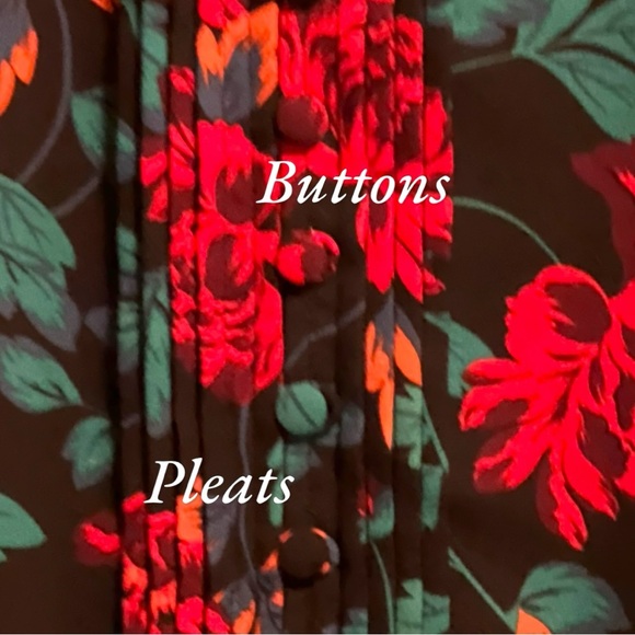 TORRID FLORAL blouse w/ V-neck LOTS of covered buttons, mini pleats front, Sz 2X - Picture 7 of 11